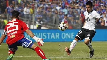 El jugador de Colo Colo Claudio Baeza, derecha, marca su gol contra Universidad de Chile
