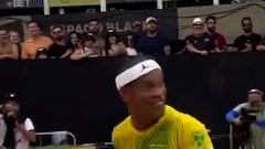 ¡Ronaldinho con 45 años se inventa esto! Alucinen con lo que hace en el 1:05 del vídeo