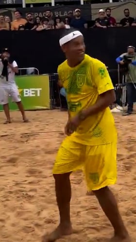 ¡Ronaldinho con 45 años y se inventa esto! Alucinen con lo que hace en el 1:05 del vídeo