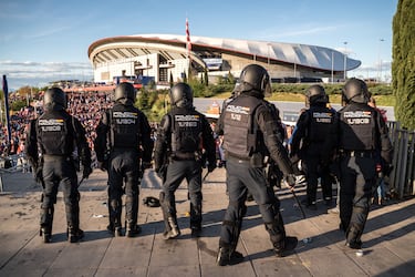 Cargas policiales contra algunos aficionados en las inmediaciones del estadio.