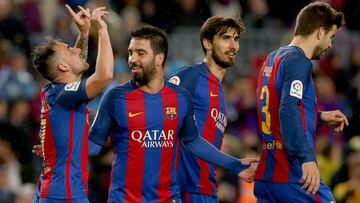 Paco Alc&aacute;cer, Arda Turan, Andr&eacute; Gomes y Gerard Piqu&eacute;, celebrando un gol del Barcelona.