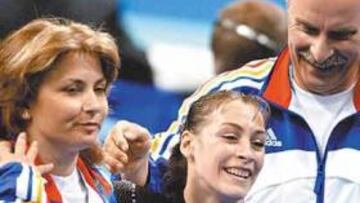 <b>ATENAS-04. </b>Catalina Ponor sonreía entre Mariana y Octavian. El trío se ha roto.