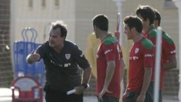 <b>LLEGÓ LA HORA. </b>El técnico y los suyos saltan a escena en Barakaldo.