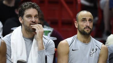 Pau Gasol y Manu Gin&oacute;bili presencian el partido de los Spurs desde el banquillo.