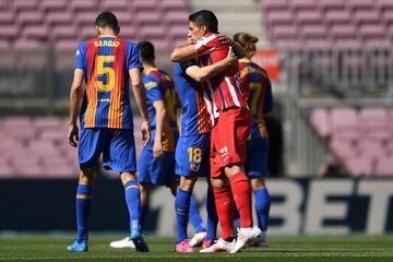 Luis Suárez saludando a Jordi Alba antes del comienzo del partido