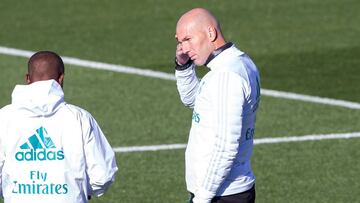 GRAF473. MADRID, 17/11/2017.- El entrenador del Real Madrid Zinedine Zidane (d) conversa con su ayudante Hamidou Msaidie (i) durante el entrenamiento realizado hoy en la Ciudad Deportiva de Valdebebas, donde el conjunto blanco prepara el derbi contra el A