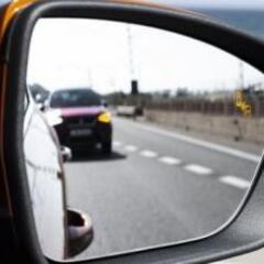 Alerta de la Policía sobre una nueva técnica para robarte mientras conduces: “Si ves esto en el retrovisor...”