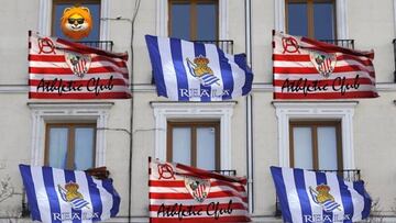 Balcones con banderas de los dos finalistas