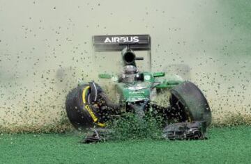 El piloto Kamui Kobayashi se sale fuera de la pista durante un accidente en el inicio de la Fórmula Uno Gran Premio de Australia en Melbourne.