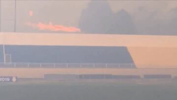 Incendio a metros de un estadio obligó a interrumpir un partido