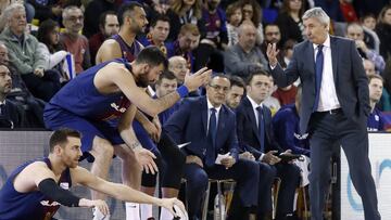GRAF9287. BARCELONA (ESPAÑA), 11/02/2018.-El nuevo entrenador del FC Barcelona Lassa, el serbio Svetislav Pesic (d), imparte órdenes a su equipo, Victor Claver (i) y Pierre Oriola (2i), durante el partido de la Liga Endesa ACB de basket juga