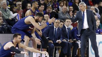 GRAF9287. BARCELONA (ESPA&Ntilde;A), 11/02/2018.-El nuevo entrenador del FC Barcelona Lassa, el serbio Svetislav Pesic (d), imparte &oacute;rdenes a su equipo, Victor Claver (i) y Pierre Oriola (2i), durante el partido de la Liga Endesa ACB de basket juga