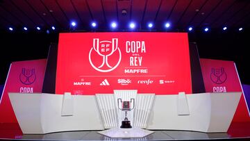 LAS ROZAS (MADRID), 12/02/2025.- El trofeo, en el escenario antes del sorteo para determinar los emparejamientos de las semifinales de la Copa del Rey organizado por la Real Federación Española de Fútbol (RFEF) en la Ciudad del Fútbol de Las Rozas (Madrid) este miércoles. EFE/ Rodrigo Jiménez