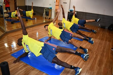 Los jugadores de la Selección Colombia haciendo gimnasio en su segundo día de entrenamiento en la concentración ubicada en Japón. 