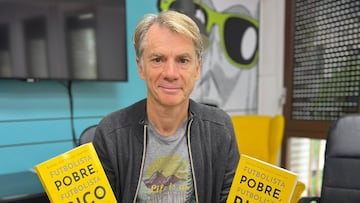 Rafita, autor de 'Futbolista Pobre, Futbolista Rico', posa con su obra.