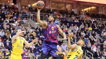 Brandon Davies elevándose ante Ogbe y Cavanaugh.