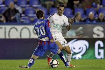 El centrocampista portugués del Albacete Balompié Rua Moutinho (d) pelea un balón con Víctor Pérez, del Levante, durante el partido de vuelta de dieciseisavos de final de la Copa del Rey de fútbol que se disputa esta noche en el estadio Ciutat de València.