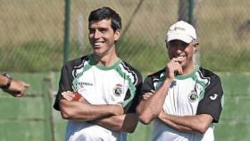 <b>SUDORES. </b>Tras 44 días de vacaciones, los componentes de la plantilla racinguista, tuvieron ayer el primer contacto con el trabajo a las órdenes del nuevo equipo técnico que dirige Muñiz. En la imagen, el entrenador con Pedro Alba.