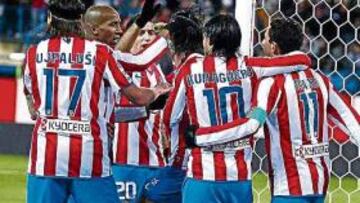 Los jugadores atléticos celebran uno de sus goles.