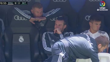 La secuencia de la polémica: Bale y Kroos se ríen en el banquillo
