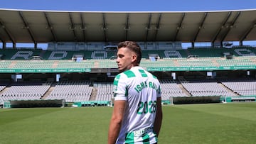 Isma Ruiz, en el centro del campo de El Arcángel