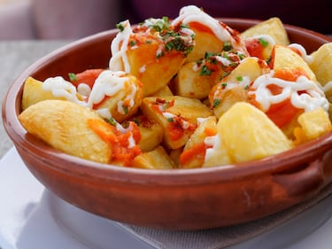 Muchos locales de la ciudad compiten por el título de las mejores bravas de Madrid, por lo que encontrar un ganador es una tarea más que complicada. Patatas cortadas en dados irregulares, fritas en aceite de oliva y servidas con una salsa brava picante.