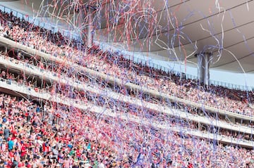 Calor, sol y pasión: el color de la afición en el Estadio Chivas