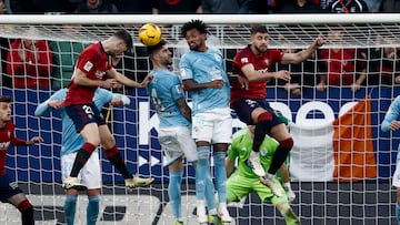 El delantero del Osasuna, Raúl García de Haro intenta un remate ante Unai Núñez y Jailson durante el partido de LaLiga entre el Osasuna y el Celta, este domingo en El Sadar.