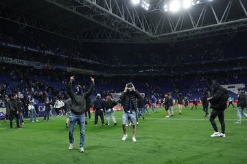 Espanyol fans react to Barcelona's victory invading the pitch 