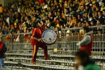 Todos tenemos en nuestra memoria un seguidor infatigable. Desde 1979 acompaña a la Selección Española de fútbol por todo el mundo con su camiseta de la selección, su enorme boina y su característico bombo.