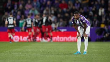 VALLADOLID, SPAIN - MARCH 17: Cyle Larin of Real Valladolid CF reacts as Athletic Club celebrates scoring their third goal during the LaLiga Santander match between Real Valladolid CF and Athletic Club at Estadio Municipal Jose Zorrilla on March 17, 2023 in Valladolid, Spain. (Photo by Gonzalo Arroyo Moreno/Getty Images)