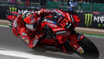 Bagnaia pilota la Ducati durante la carrera del GP de Gran Bretaña en Silverstone.