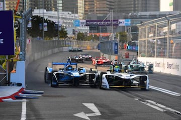 Sebastien Buemi y Lucas Di Grassi se tocan en la manga inicial.