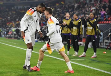 Florian Wirtz celebra con Jonathan Tah.