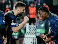 Lille's Belgian defender #03 Nathan Ngoy (R) celebrates scoring his team's second goal with Lille's French forward #09 Olivier Giroud (C) during the UEFA Europa League - knockout round play-off second leg - football match between Crvena Zvezda Beograd (Red Star Belgrade) and LOSC Lille at the "Rajko Mitic" stadium in Belgrade on February 26, 2026. (Photo by Pedja Milosavljevic / AFP)