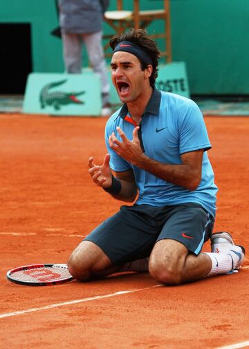 El tenista suizo, Roger Federer, hinca las rodillas en el suelo para celebrar la consecución de Roland Garros en 2009 tras vencer a Soderling.
