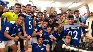 Los jugadores del Sant Rafel, equipo filial de la UD Ibiza, celebran en el vestuario.