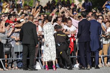 David Beckham y Victoria Beckham saludan al público congregado fuera de la catedral de Sevilla. 