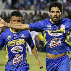 Hermano de Luis Suárez explota contra el arbitraje en El Salvador