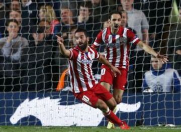 1-3. Arda Turan celebra el tercer tanto.