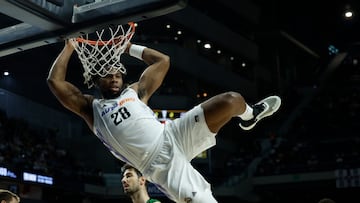 El ala pívot francés del Real Madrid Guerschon Yabusele efectúa un mate durante el segundo partido del playoff de semifinales de la Liga Endesa entre Real Madrid y Joventut de Badalona.