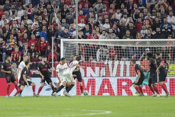 El jugador del Sevilla, Franco Vázquez, marca el 1-0 al Atlético de Madrid. 