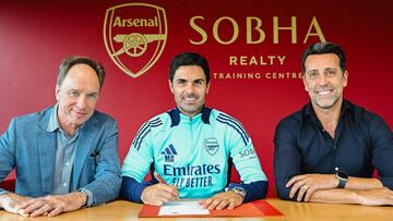 Mikel Arteta, entrenador del Arsenal, posa en la firma de la renovación de su contrato.