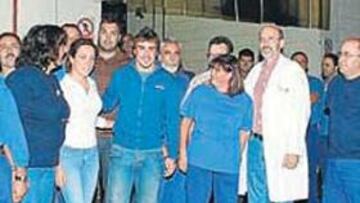 <b>MUY CERCANO. </b>Fernando compartió unas horas de ayer con los trabajadores de la fábrica.