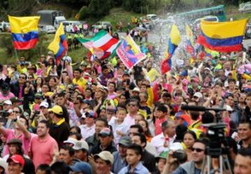 Cientos de habitantes celebran el título de campeón del colombiano Nairo Quintana en Combita, departamento de Boyacá, Colombia.