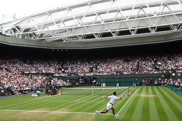 Vista de la pista central del All England Tennis Club en Wimbledon, durante la final masculina del Grand Slam de Wimbledon.