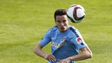 Saúl golpea el balón.