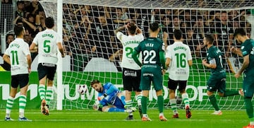 Héber Pena, desde los 11 metros, puso en ventaja al Racing de Ferrol. No celebró con efusividad su gol.