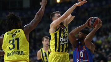 Brandon Davies, pívot del Barcelona, trata de superar a Marko Guduric, del Fenerbahçe.