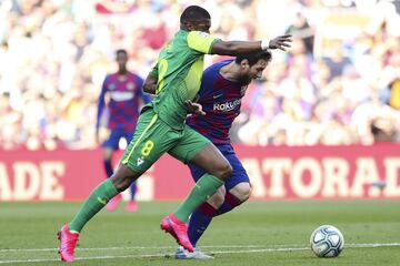 El jugador del Barcelona, Messi, marca el 1-0 al Eibar.